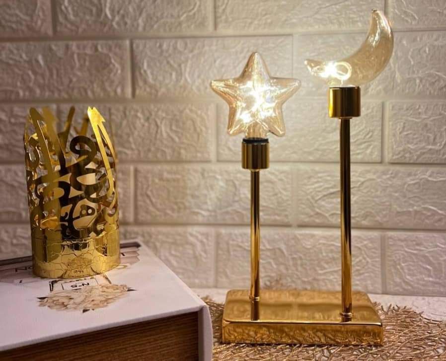 اباجورة ومصباح ليد ذهبي مضيء هلال ونجمة لاجواء رمضانية