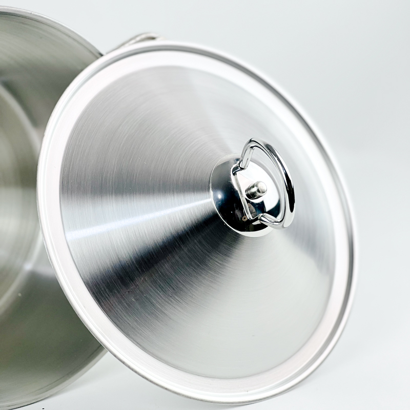 كسرولة استانلس استيل بغطاء ويد لسهولة الحمل  - مقاس 22سم