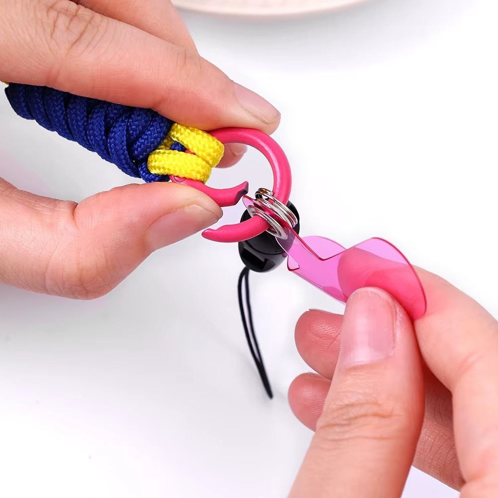 طقم ميدالية تعليق للموبايل + كفر لحماية الاشحن بأشكال كرتونية مجسمة