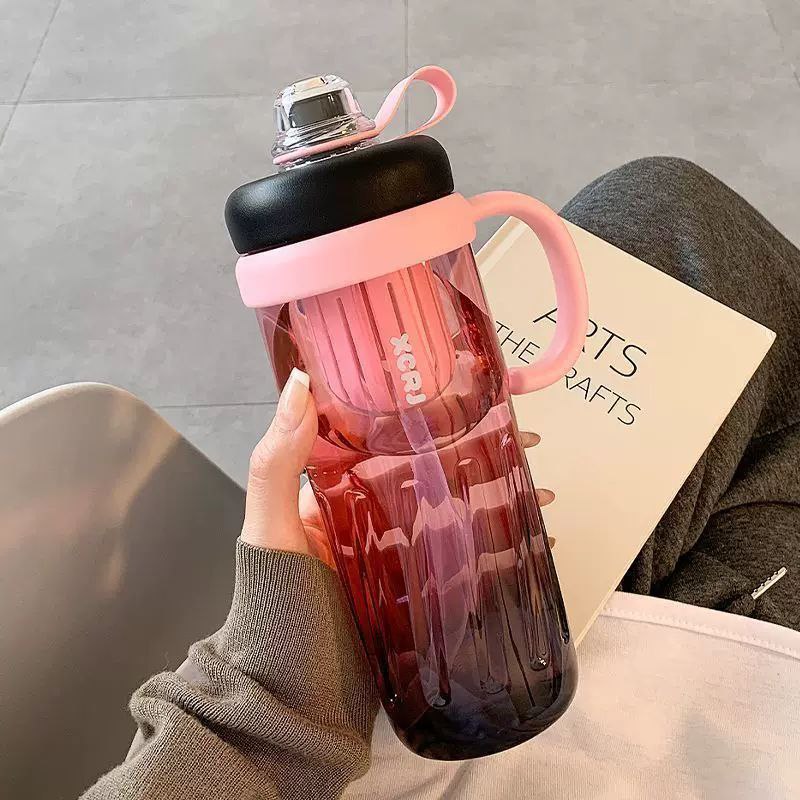 زجاجة مياه بلاستيكية بيد مريحة مناسبة للجيم بسعة 950 مل