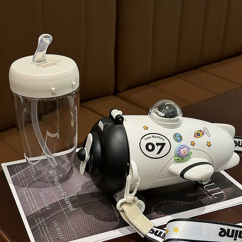 زمزمية بشاليموه بتصميم طائرة مجسمة مع حزام كروس للمدرسة والنادي -550 ملل