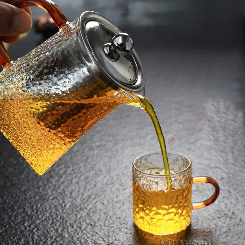 براد زجاج منقرش 750 ملي بمصفاه استانليس ستيل للاعشاب وغطاء محكم الغلق ويد ذهبي