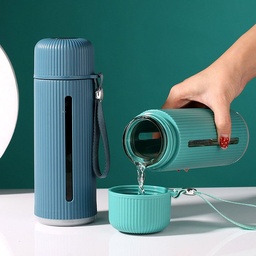 [HH00008823] زجاجة مياه 500 ملي بغطاء محكم الغلق ويد لسهولة الحمل من الزجاج بكفر بلاستيك برسومات وأشكال ثري دي