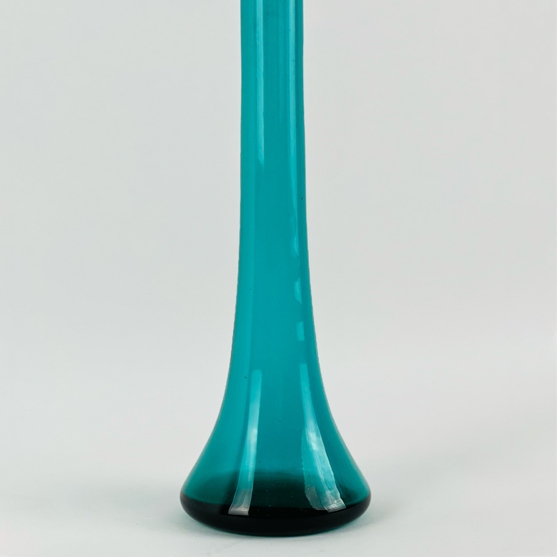 فازة ورد شيك طويلة باللون الأخضر لتجديد ديكور البيت