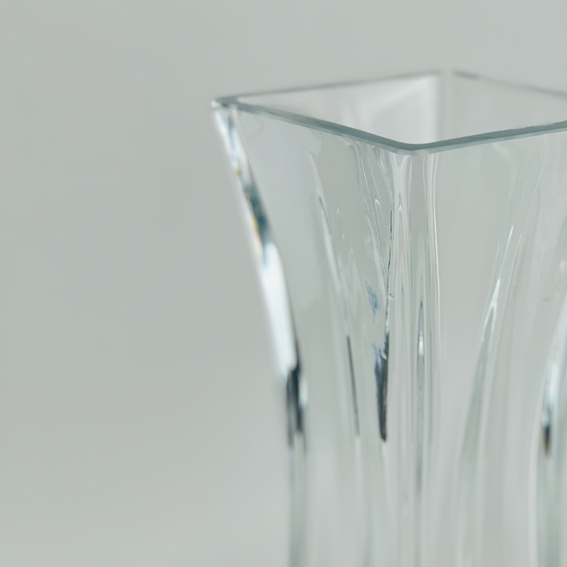 فازة زجاج شفاف شيك للورد بشكل مميز للديكور