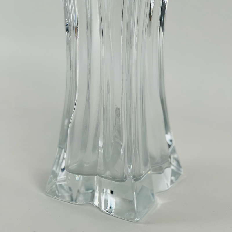 فازة زجاج شفاف شيك للورد بشكل مميز للديكور