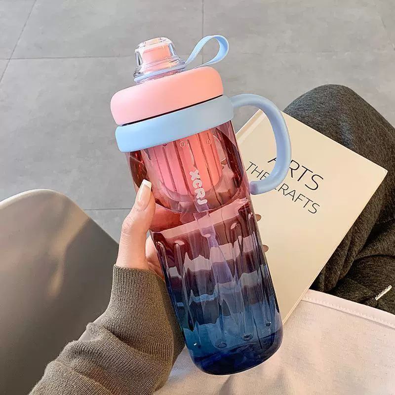 زجاجة مياه بلاستيكية بيد مريحة مناسبة للجيم بسعة 950 مل