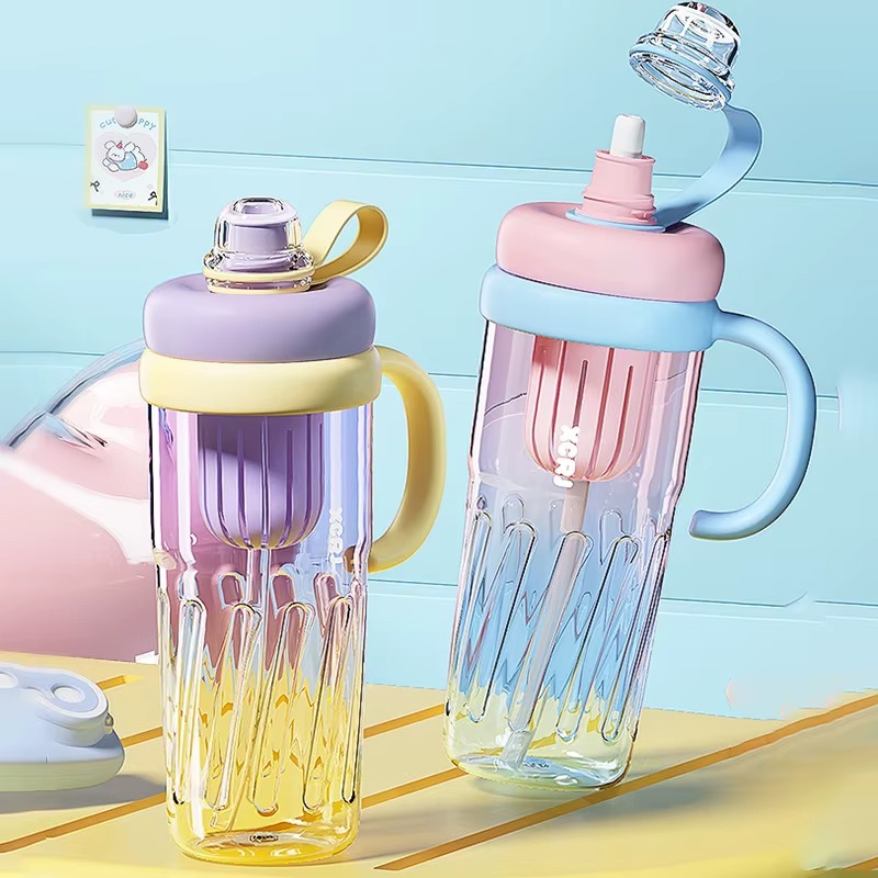 زجاجة مياه بلاستيكية بيد مريحة مناسبة للجيم بسعة 950 مل