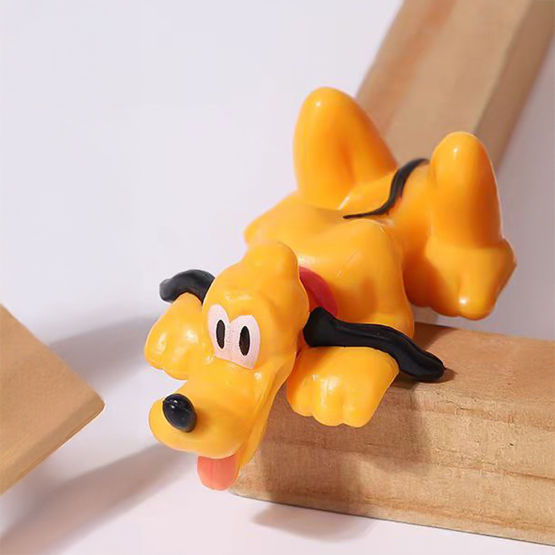 إكسسوار بتصميم بلوتو لتزين تابلوه السيارة