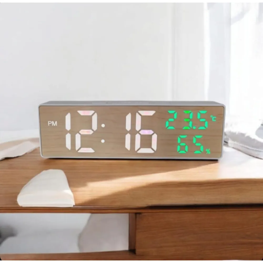 ساعة ديجيتال بمنبه وشاشة عرض للوقت ودرجة الحرارة
