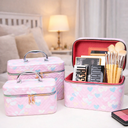 مجموعة شنط جلد 3 قطع بماقسات مختلفة لتنظيم وحمل الميك اب مزينة بقلوب