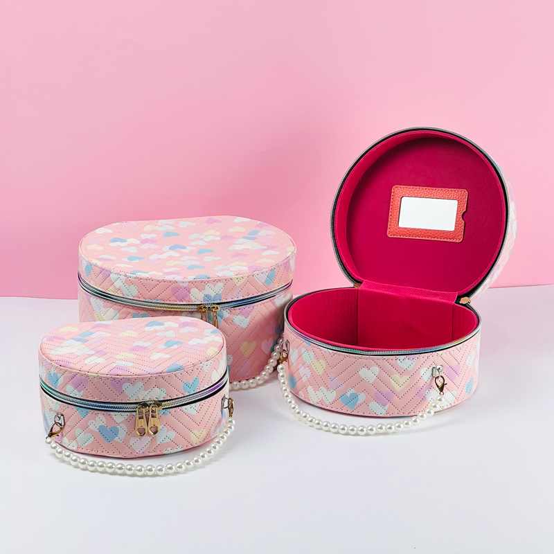 مجموعة شنط جلد 3 قطع بماقسات مختلفة بيضاوية الشكل لتنظيم وحمل الميك اب مزينة بقلوب