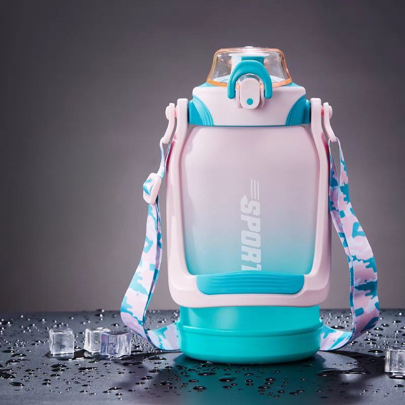 زجاجة مياة 1500 ملي بشاليموه مناسبة للجيم والجامعات بيد لسهولة الحمل