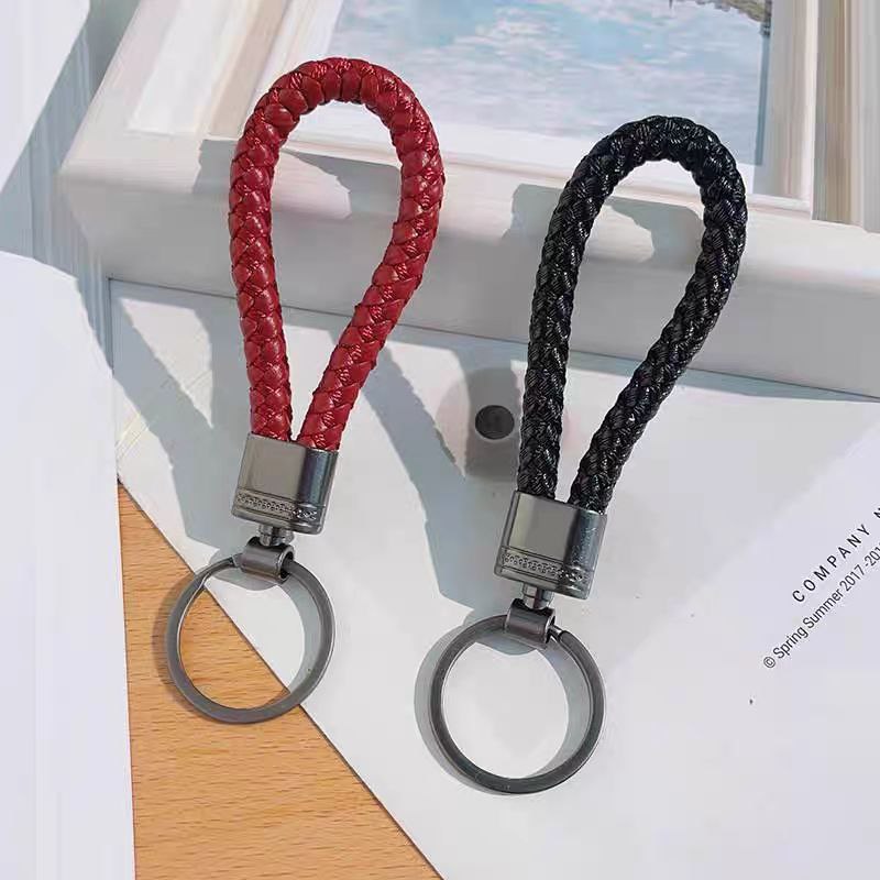 عرض 2 ميدالية مضفرة من الجلد لمفاتيح السيارة والمنزل