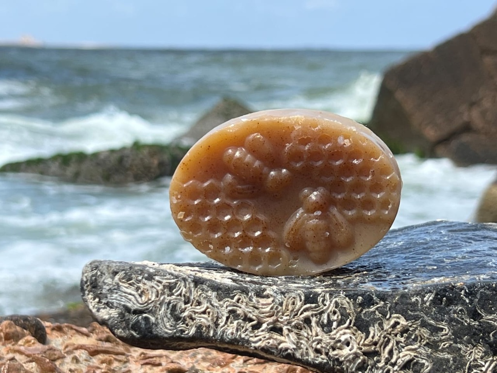 صابونة العسل والكركم من أوناتي _ 90 \120 جرام