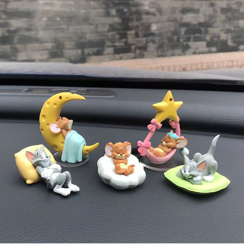 طقم إكسسوارت  5 قطع بتصميم توم و جيري لتزين تابلوه السيارة