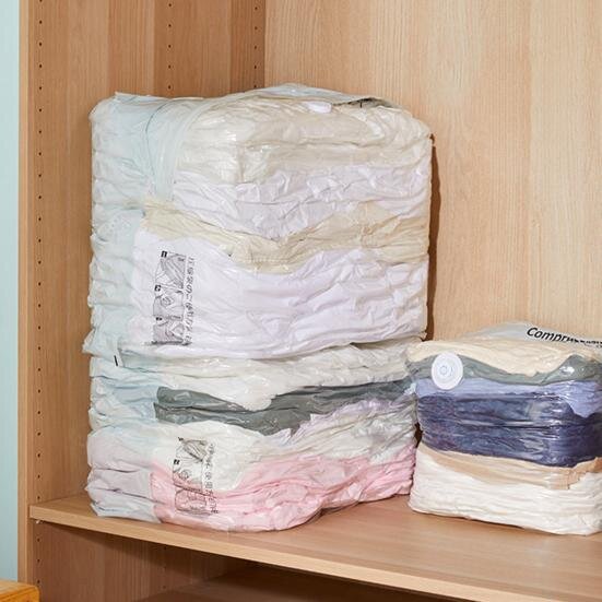 طقم أكياس فاكيوم قطعتين بمقاسات مختلفة لتخزين الملابس والمفروشات يوفر مساحات تصل يصل إلي 70 % والحفاظ عليهم من الأتربة