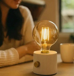 مصباح مكتب على شكل لمبة بإضاءة ليد ناعمة